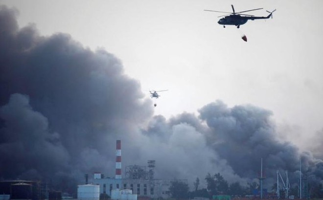 Khói đen bao trùm kho chứa dầu Matanzas của Cuba. Ảnh: Reuters