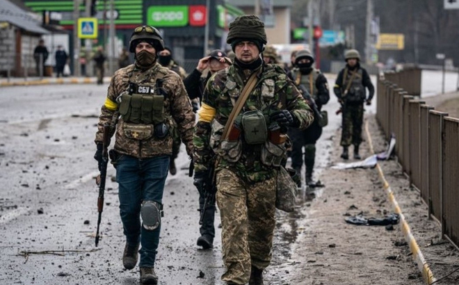 Quân đội Ukraine ở gần thị trấn Irpin ngày 3/3/2022. Ảnh: Getty