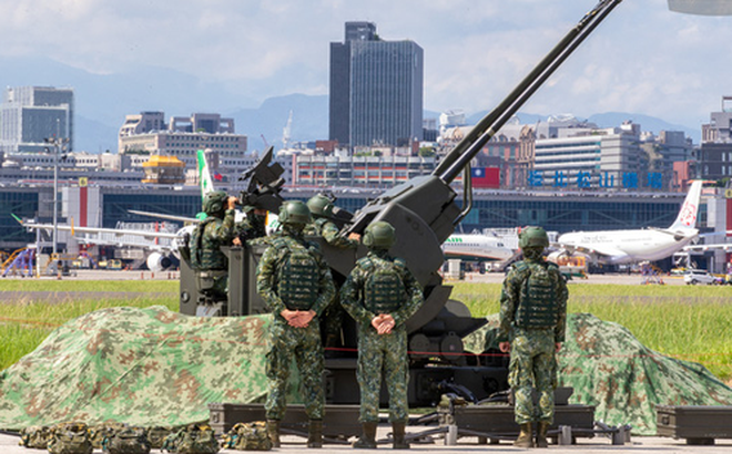 Các binh sĩ Đài Loan vận hành súng phòng không trong một cuộc tập trận quân sự tại sân bay Tùng Sơn ở thành phố Đài Bắc, Đài Loan hôm 8-8 - Ảnh: REUTERS