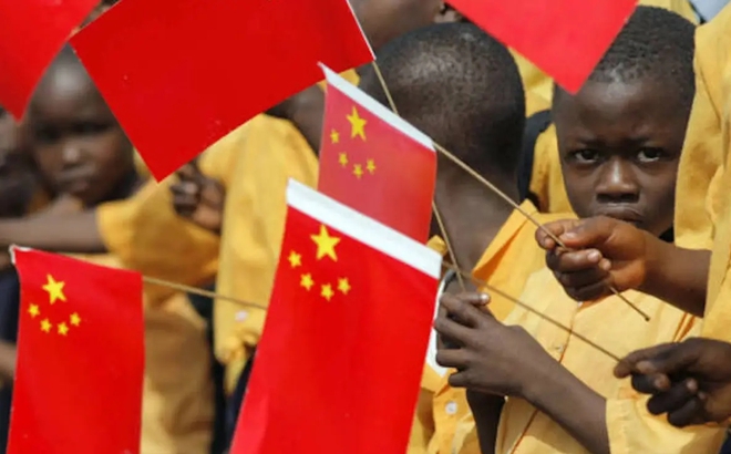 Cờ Trung Quốc trong tay trẻ em châu Phi. Ảnh: Twitter.