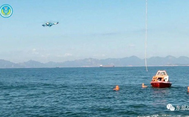Máy bay trực thăng và thuyền của Quân khu phía Đông tham gia diễn tập cứu hộ hàng hải ở vùng biển gần đảo Đài Loan (Trung Quốc) hôm 9/8. Ảnh: Reuters