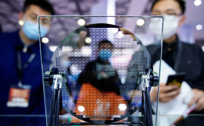 Khách tham quan xem thiết bị bán dẫn được trưng bày tại Semicon China (hội chợ thương mại về công nghệ bán dẫn) ở Thượng Hải, Trung Quốc tháng 3-2021 - Ảnh: REUTERS
