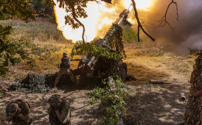 Pháo binh Ukraine khai hỏa gần Bakhmut trong ảnh công bố ngày 10/8. Ảnh: NY Times.