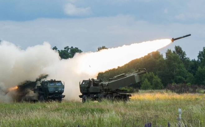 Hệ thống pháo phản lực HIMARS Mỹ cung cấp cho Ukraine. Ảnh: Twitter