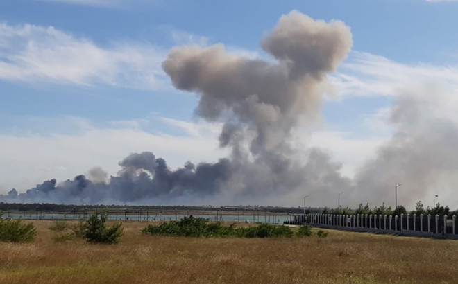 Khói bốc lên từ khu vực căn cứ quân sự Nga gần Novofyodorovka, Crimea hôm 9/8. Ảnh: Reuters.
