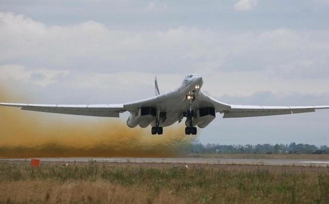 Máy bay ném bom chiến lược siêu thanh Tu-160 vẫn tiếp tục được hoàn thiện. Ảnh: RT