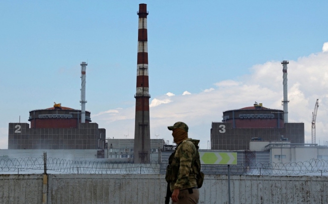 Một binh sĩ đứng gác gần nhà máy điện hạt nhân Zaporizhzhia. Ảnh: Reuters