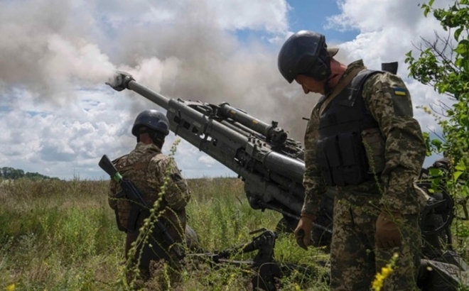 Binh sĩ Ukraine khai hỏa pháo nhằm vào một vị trí của quân đội Nga ở Kherson hôm 14/7. Ảnh: AP.