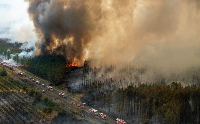 Cháy rừng nghiêm trọng ở vùng Gironde - Pháp hôm 12-8. Ảnh: Reuters