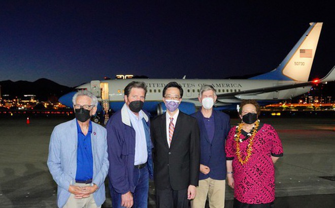 Phái đoàn các nghị sĩ Mỹ đến sân bay Tùng Sơn tại Đài Bắc, Đài Loan ngày 14-8 - Ảnh: REUTERS