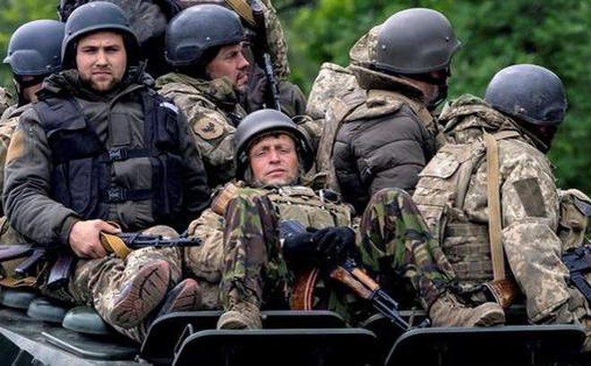 Ukraine phải gấp rút in tiền để trả cho quân đội. Ảnh: Reuters