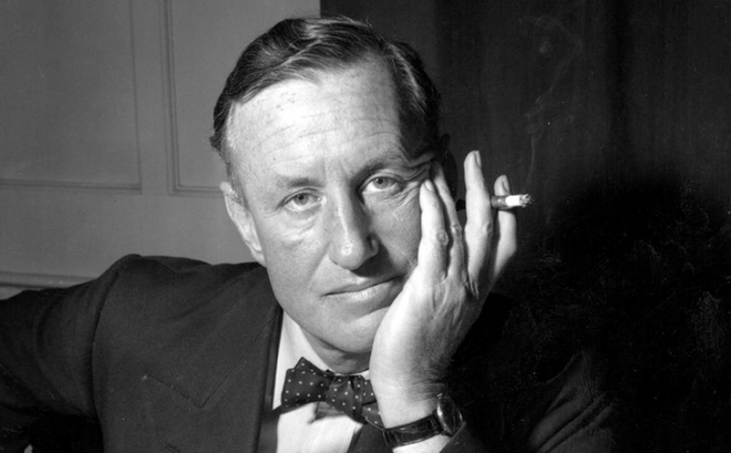 Tác giả Ian Fleming với tiểu thuyết bất hủ về điệp viên James Bond 007, là một nhân viên của Tình báo Hải quân Anh. Ảnh nguồn: James Bond Nederland.