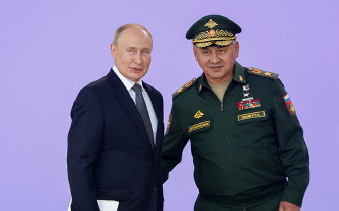 Tổng thống Putin và Bộ trưởng Quốc phòng Nga Sergey Shoigu tại lễ khai mạc triển lãm quân sự ở Matxcơva ngày 15-8 - Ảnh: REUTERS