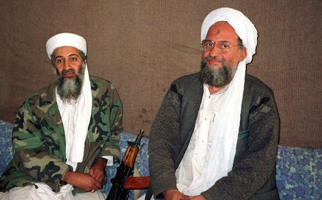 Osama bin Laden (trái) và Ayman al-Zawahri năm 2001. Ảnh: Reuters