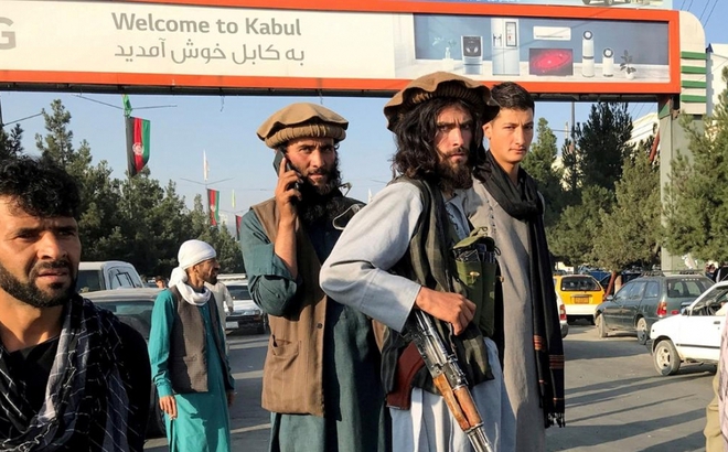 Binh lính Taliban sau khi kiểm soát thủ đô Afghanistan. Ảnh: CNN.