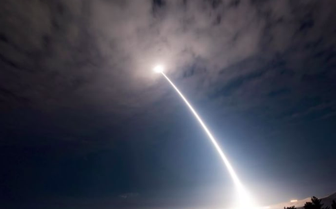 Một tên lửa đạn đạo liên lục địa Minuteman III được phóng thử từ căn cứ không quân Vandenberg ở California ngày 2/8. (Ảnh: Reuters)