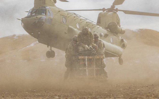 Các binh sĩ Mỹ giữ hàng hóa trong một cuộc huấn luyện tải hàng lên trực thăng Chinook. Ảnh: US Army