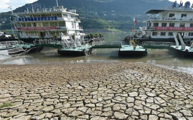 Trung Quốc tìm cách tạo thêm mưa trên sông Dương Tử.