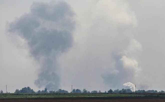 Khói bốc lên từ một vụ nổ kho đạn của Nga tại huyện Dzhankoi thuộc bán đảo Crimea vào ngày 16-8 - Ảnh: Reuters