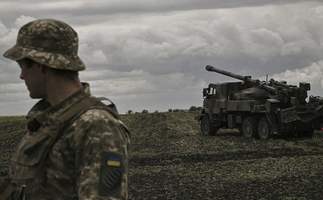 Binh sĩ Ukraine đứng trước khẩu pháo tự hành Caesar do Pháp viện trợ. Ảnh: AFP