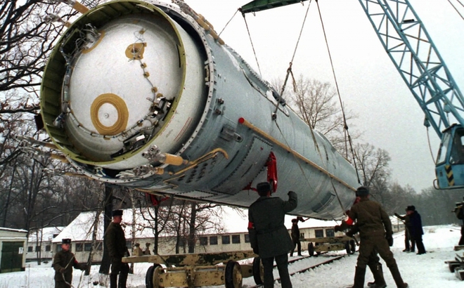 Tiêu hủy một tên lửa đạn đạo ở Ukraine năm 1997. Ảnh: AP.