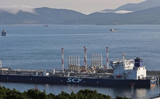 Tàu chở dầu neo tại bến dầu thô Kozmino gần thành phố cảng Nakhodka - Nga hôm 12-8. Ảnh: REUTERS