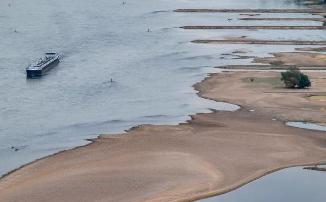 Mực nước trên sông Rhine hạ xuống mức thấp kỷ lục. Ảnh: CNN