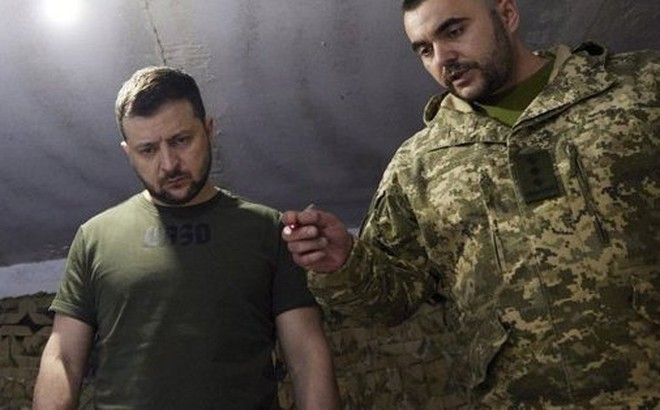 Tổng thống Zelensky (trái) thăm quân đội tiền tuyến ở vùng Zaporizhzhia. Ảnh: Cơ quan báo chí Tổng thống Ukraine