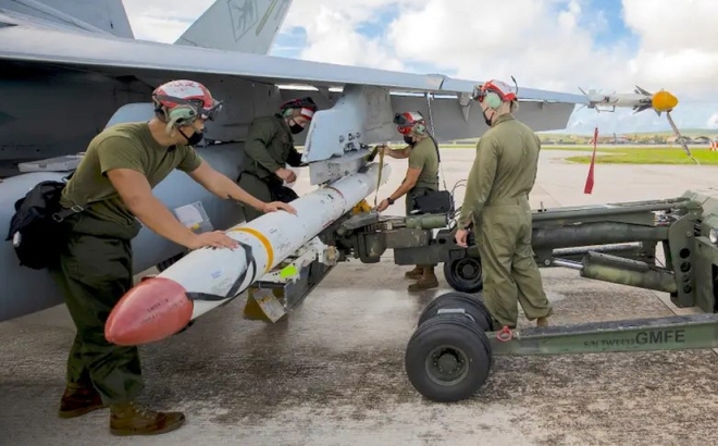 Thủy quân Lục chiến Mỹ lắp đặt tên lửa chống bức xạ tốc độ cao AGM-88 lên máy bay F/A-18C tại căn cứ không quân trên đảo Guam ngày 13/8/2021. Ảnh: Thủy quân Lục chiến Mỹ