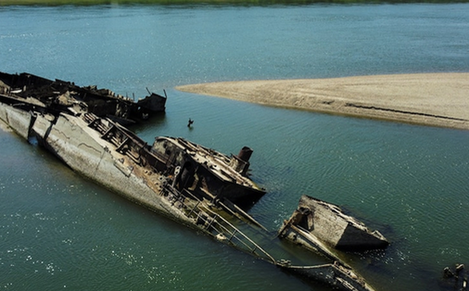 Xác một tàu chiến của Đức Quốc xã phơi bày sau khi nước sông Danube xuống thấp - Ảnh: REUTERS