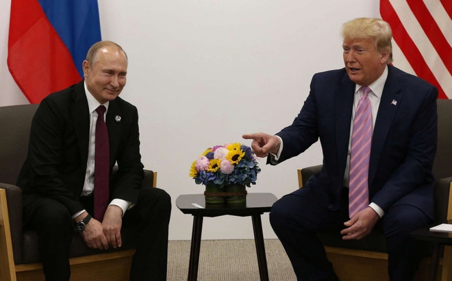 Ông Putin (trái) và ông Trump trong một lần gặp gỡ. Ảnh: Svetlov.