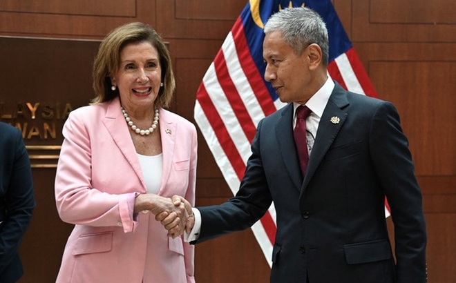Chủ tịch Hạ viện Mỹ Nancy Pelosi (bên trái) gặp Chủ tịch Hạ viện Malaysia Azhar Azizan Harun tại Kuala Lumpur, ngày 2-8 - Ảnh: REUTERS