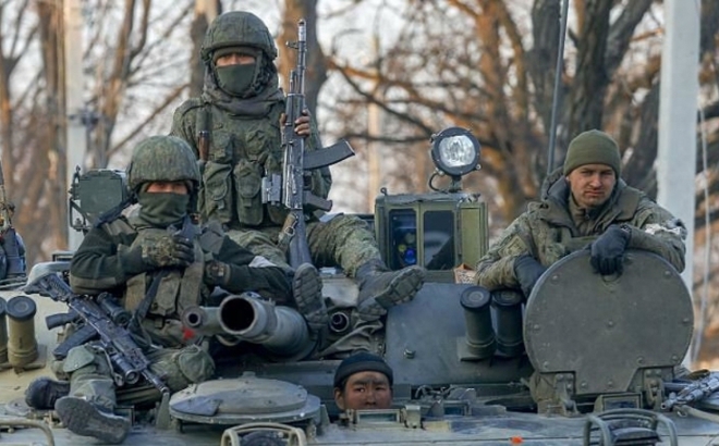 Binh sĩ Nga trên một chiếc xe tăng ở khu vực do phe ly khai kiểm soát tại quận Volnovakha, tỉnh Donetsk, miền Đông Ukraine. Ảnh: Anadolu Agency.