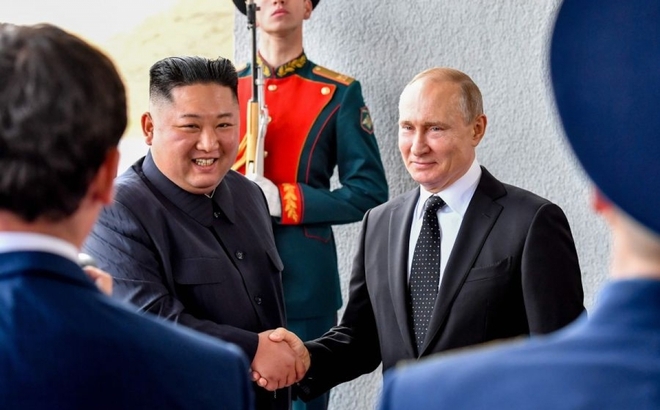 Tổng thống Nga Vladimir Putin trong một lần gặp gỡ Nhà lãnh đạo Triều Tiên Kim Jong Un ở Vladivostok, Nga. Ảnh: AFP.