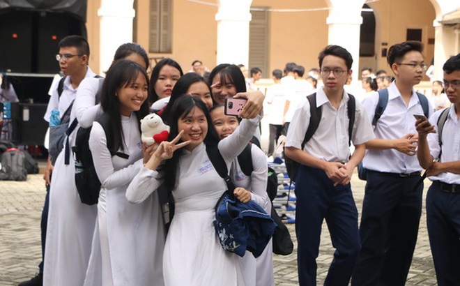 Học sinh trong buổi lễ khai giảng tại Trường THPT chuyên Lê Hồng Phong (TP.HCM) - Ảnh: TRỌNG NHÂN