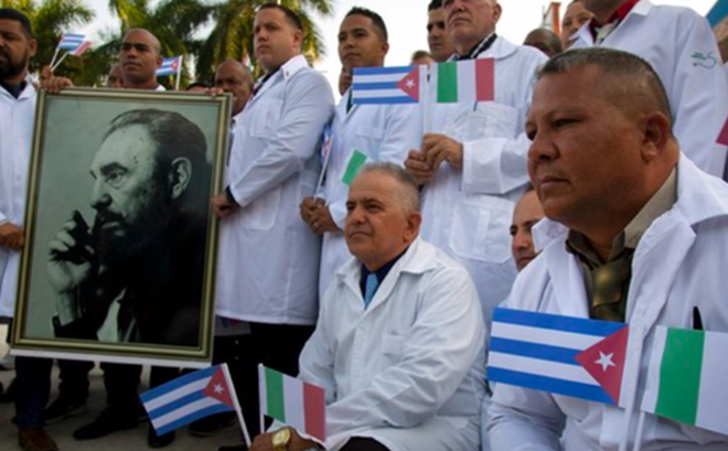 Đoàn bác sĩ Cuba trước khi lên đường sang Ý hỗ trợ đối phó với đại dịch COVID-19 vào tháng 3/2020. (Ảnh: AP)