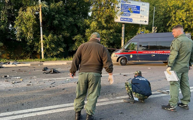Các nhà điều tra Nga tại hiện trường vụ nổ xe ô tô của con gái triết gia Nga. Ảnh: AFP
