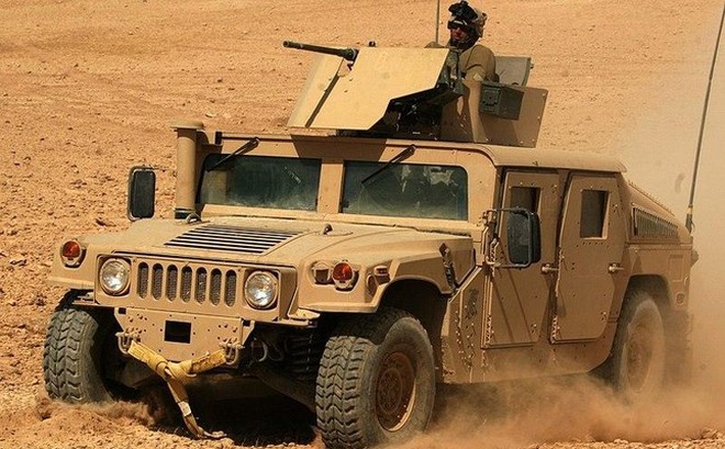 Thiết kế lốp đặc biệt giúp Humvee di chuyển trên mọi địa hình. Ảnh: Marines