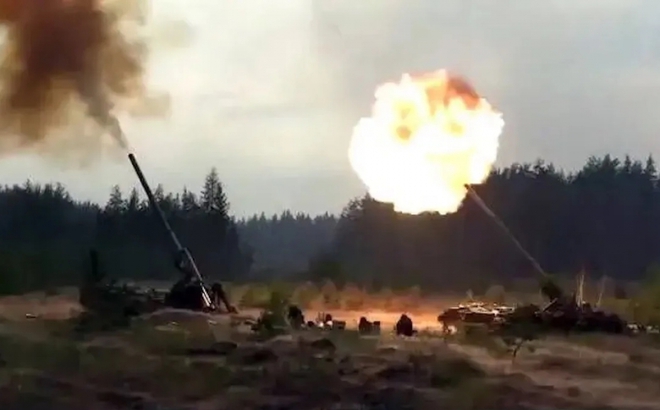 Trọng pháo Nga ở Donbass, miền Đông Ukraine. Ảnh: Newsbeezer.