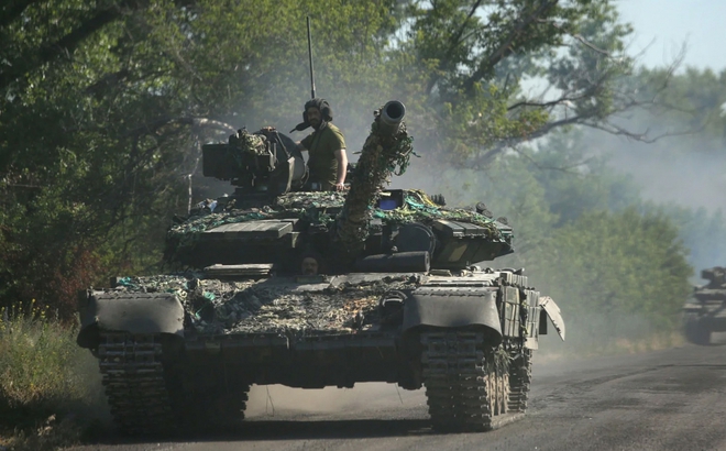 Binh sĩ Ukraine di chuyển bằng xe tăng ở khu vực Donbass, ngày 21/6/2022. Ảnh: AFP