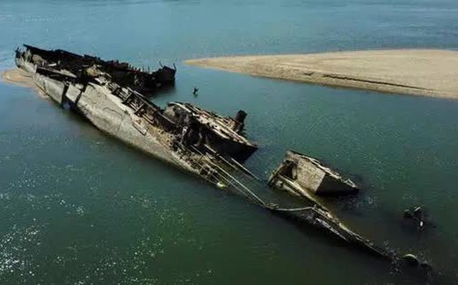 Xác tàu chiến của Đức trong Thế chiến thứ II lộ thiên khi mực nước sông Danube ở Prahovo, Serbia, rút xuống mức thấp vào ngày 18-8. Ảnh: Reuters