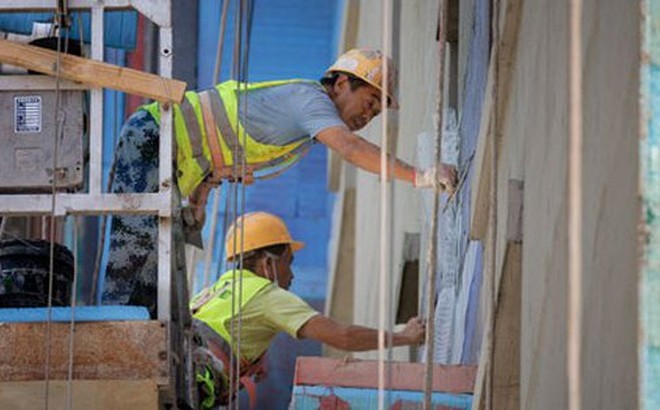 Công nhân tại một công trường xây dựng ở Bắc Kinh - Trung Quốc hồi tháng 7-2022 Ảnh: REUTERS