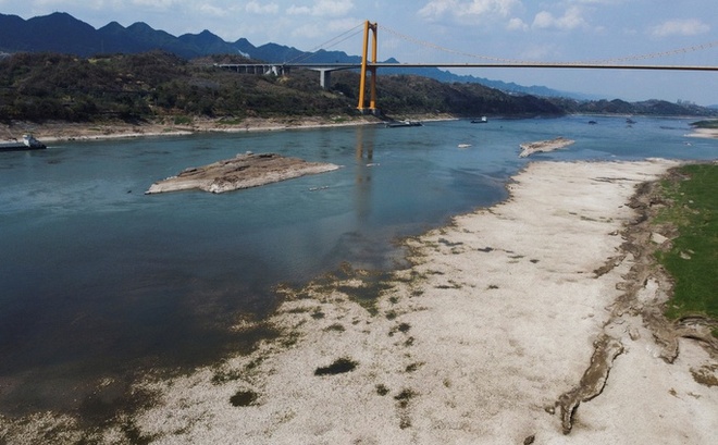 Mực nước sông Trường Giang thấp kỷ lục. Ảnh: Reuters