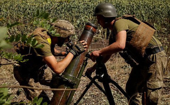 Quân nhân Ukraine sử dụng súng cối ở vùng tiền tuyến thuộc tỉnh Donetsk - Ukraine hôm 18-8 Ảnh: REUTERS