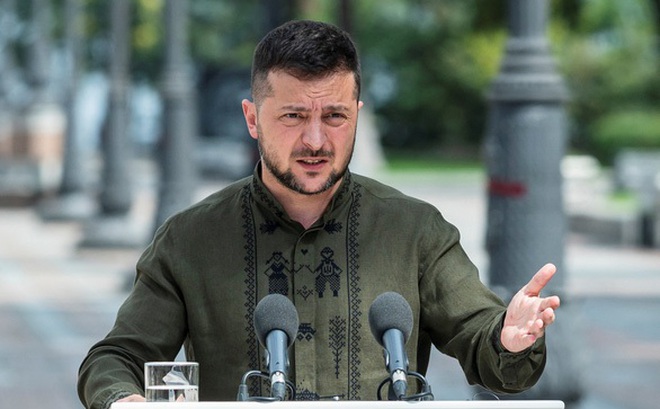 Tổng thống Ukraine Volodymyr Zelensky dự cuộc họp báo chung với Tổng thống Ba Lan Andrzej Duda tại Kiev, Ukraine ngày 23-8 - Ảnh: REUTERS