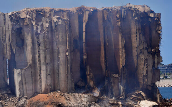 Bụi bốc lên từ các hầm chứa ngũ cốc bị sập ở cảng Beirut sau trận hỏa hoạn, ngày 31/7/2022. (Ảnh: AP)