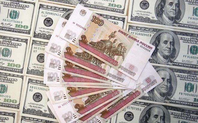 Đồng rúp của Nga đang hồi phục mạnh so với đồng USD và euro - Ảnh: REUTERS