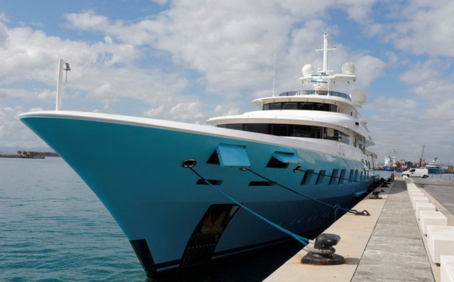 Siêu du thuyền Axioma neo ở Gibraltar vào tháng 3-2022 - Ảnh: REUTERS