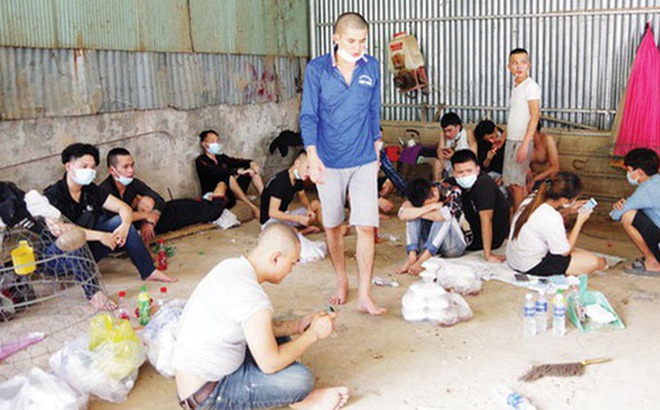 Công nhân Việt Nam, những người trốn khỏi sòng bạc tỉnh Kandal, Campuchia, tại một đồn biên phòng tỉnh An Giang - Ảnh: BIÊN PHÒNG TỈNH AN GIANG