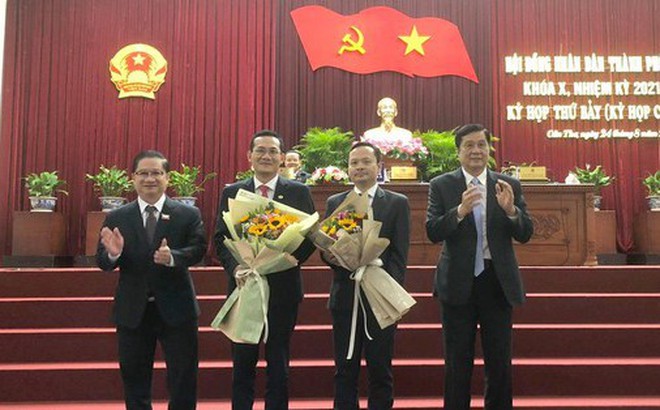 Ông Phạm Văn Hiểu - Chủ tịch HĐND (bìa phải) và ông Trần Việt Trường - Chủ tịch UBND TP Cần Thơ tặng hoa chúc mừng 2 ủy viên UBND TP vừa được bầu tại kỳ họp. Ảnh: N.N.